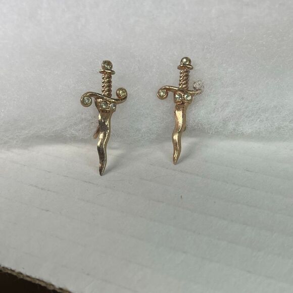 Vintage fierce screwback dagger style punk earrings. - Picture 8 of 9